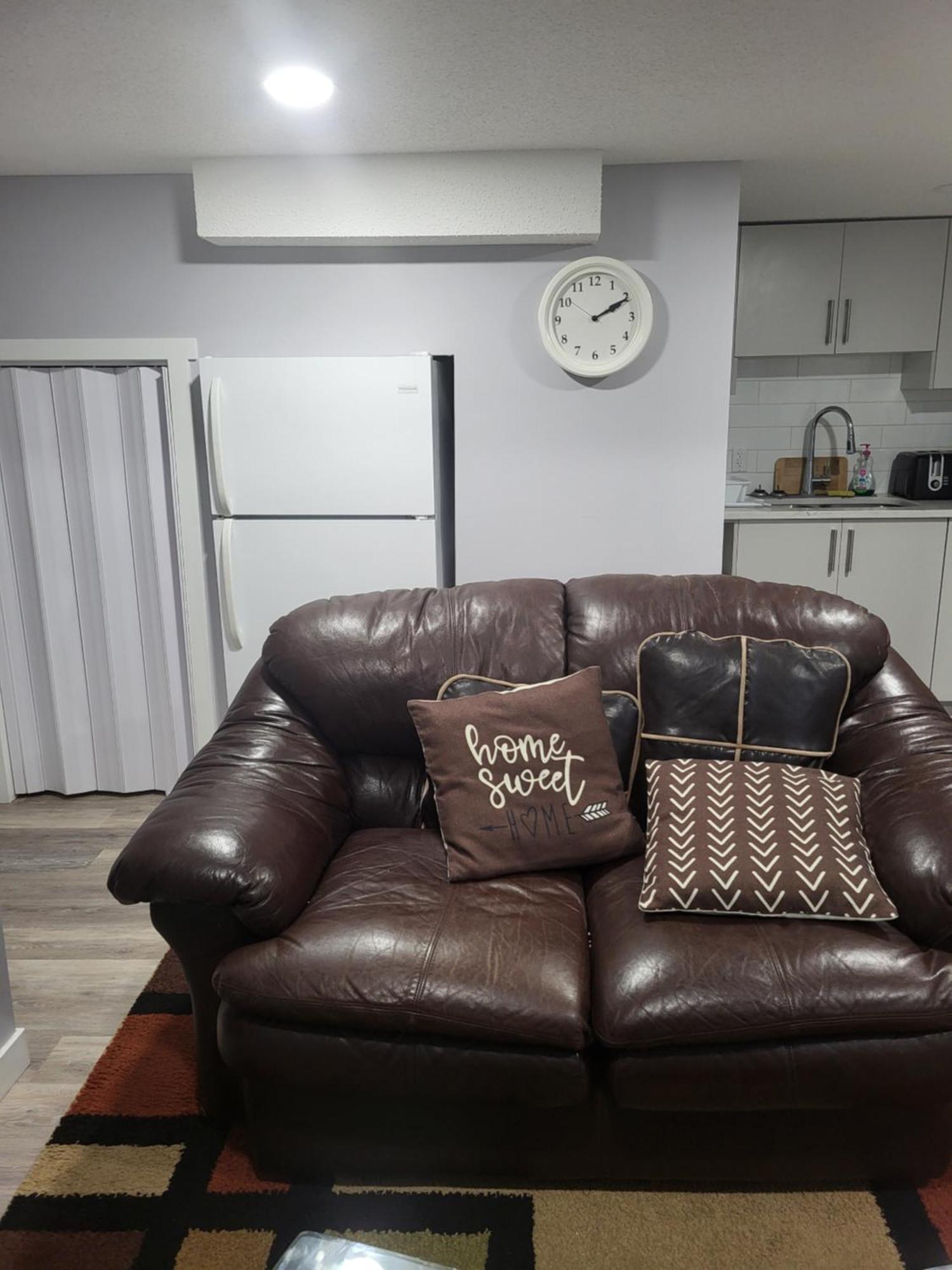One Bedroom Basement With Separate Entrance Near Airport Apartment