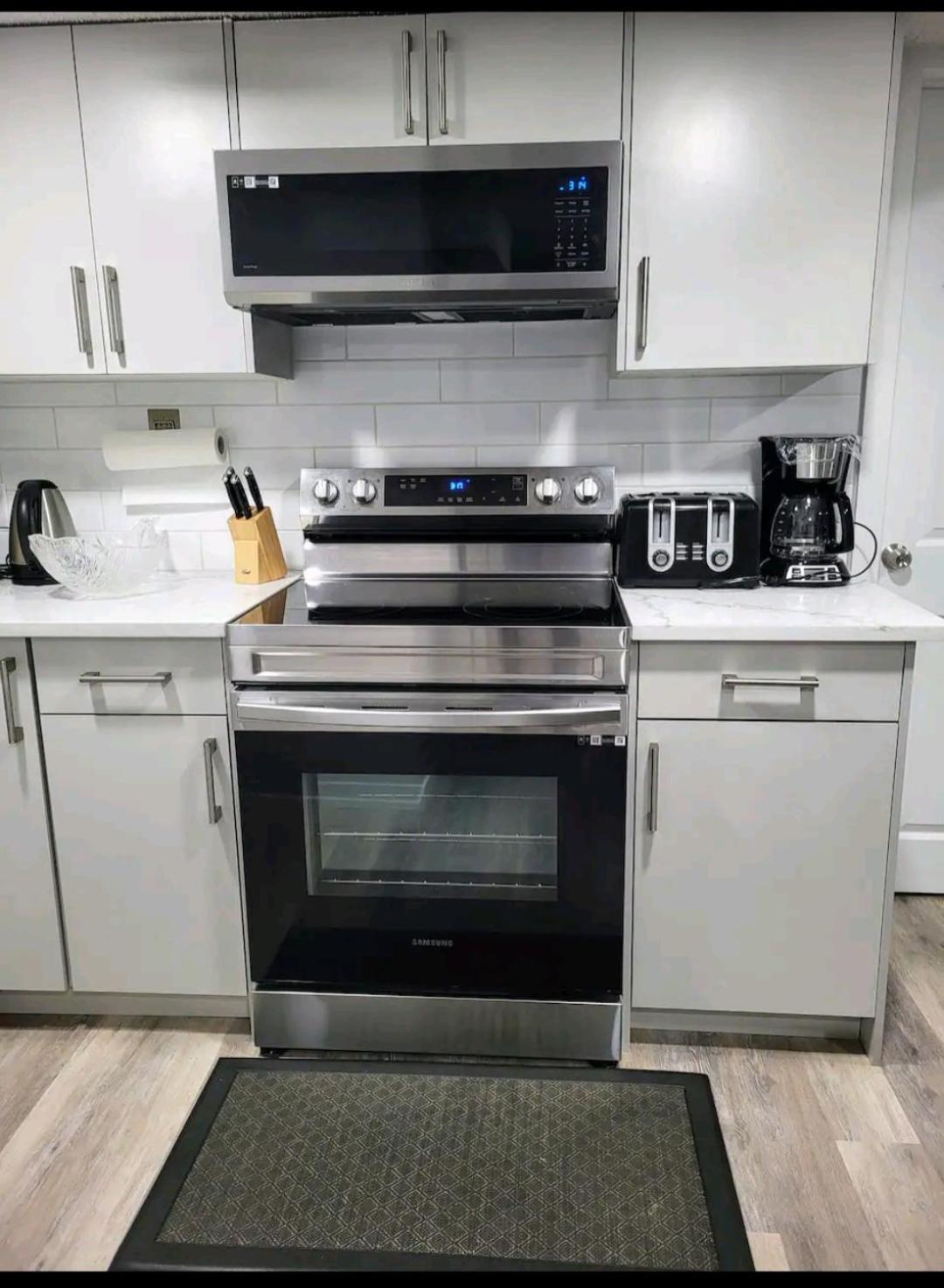 One Bedroom Basement With Separate Entrance Near Airport Apartment *