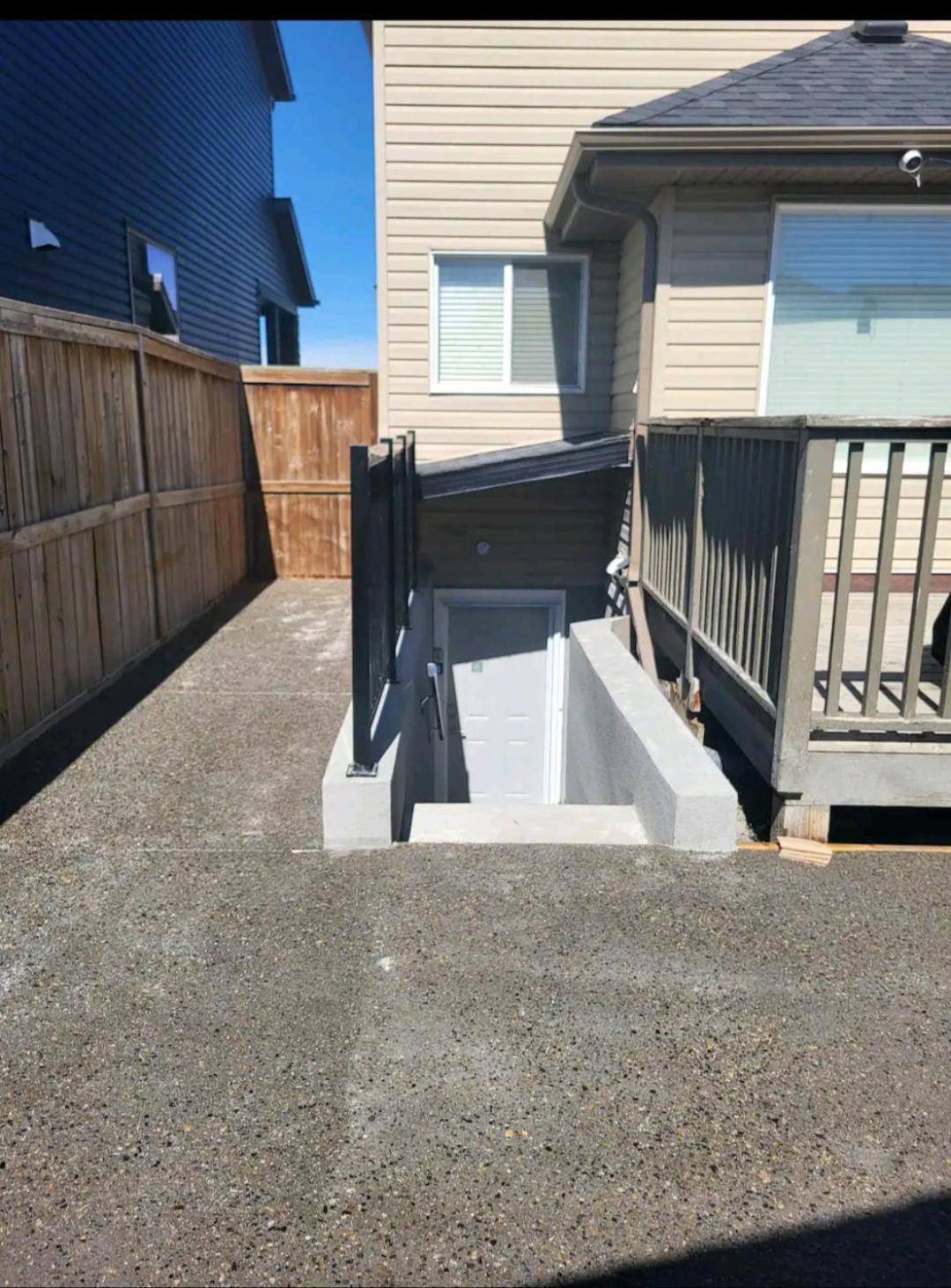 One Bedroom Basement With Separate Entrance Near Airport Apartment *