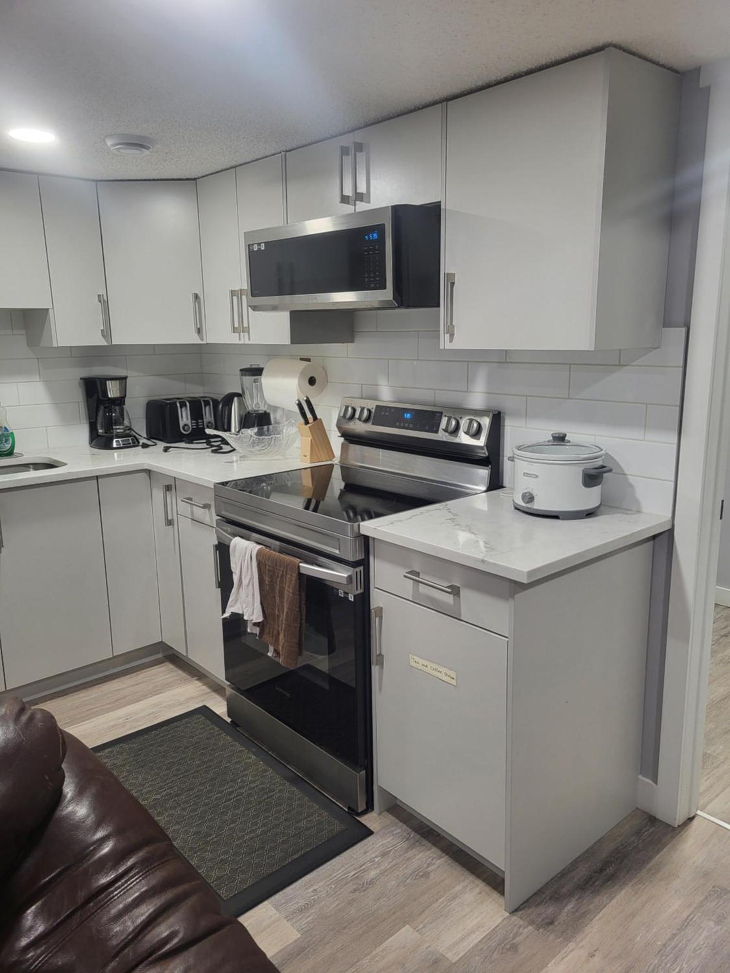 Apartment One Bedroom Basement With Separate Entrance Near Airport *