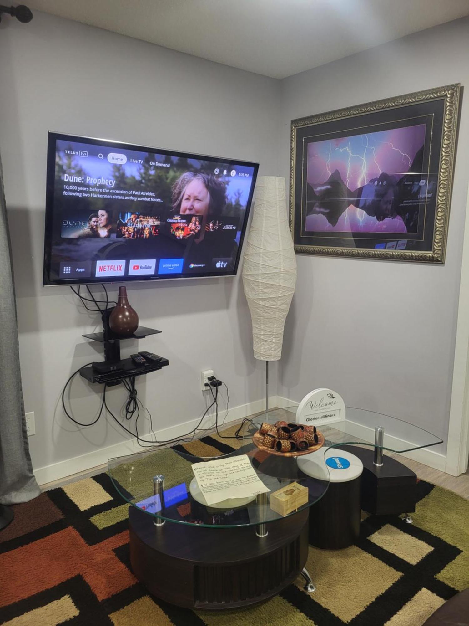 One Bedroom Basement With Separate Entrance Near Airport Apartment