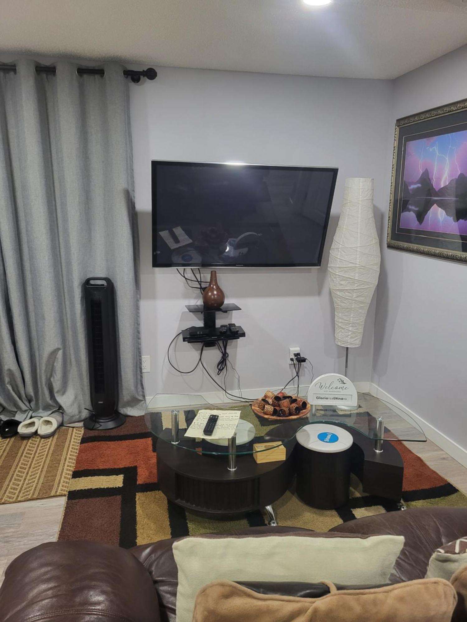 One Bedroom Basement With Separate Entrance Near Airport Apartment *