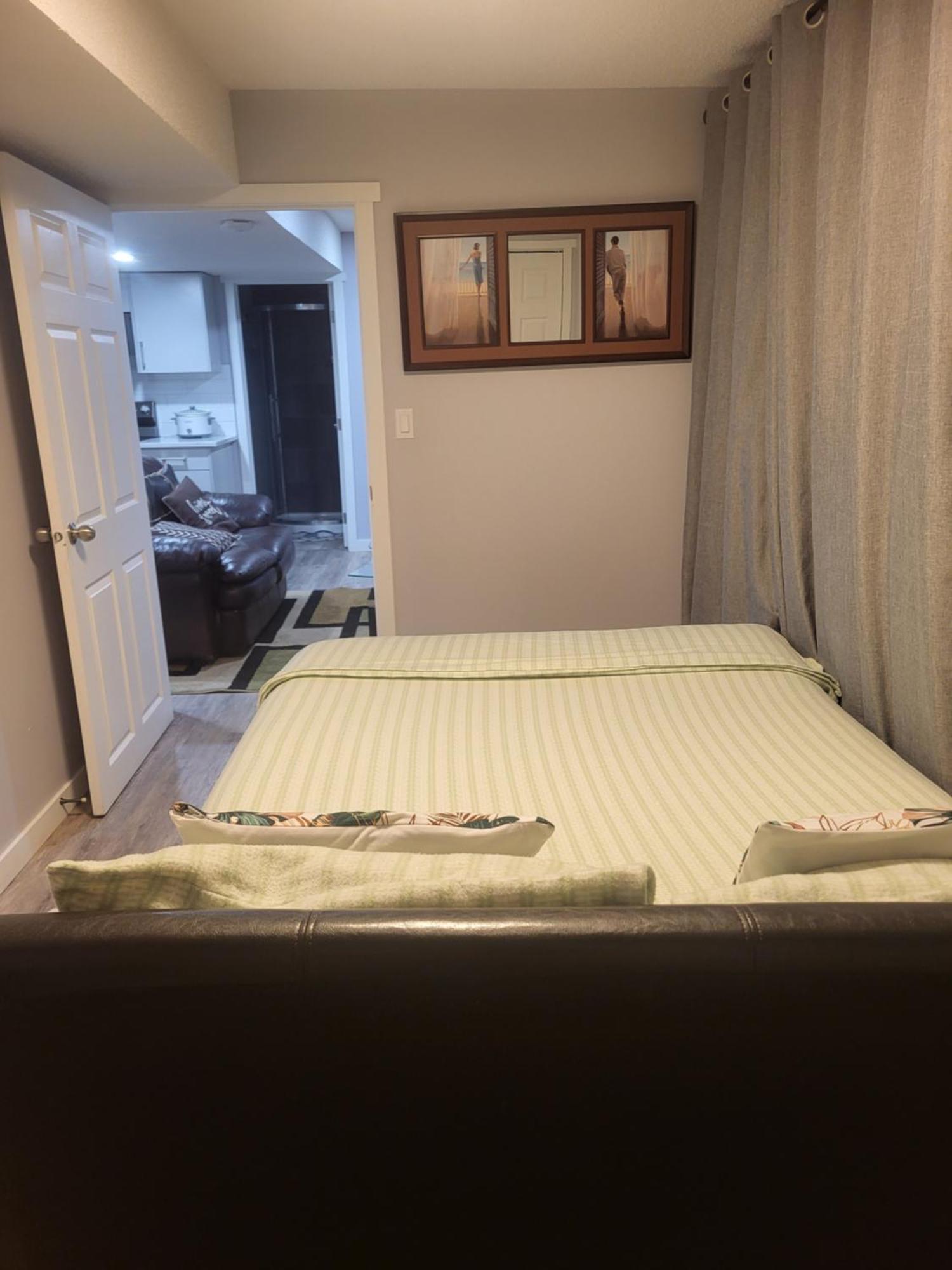 Apartment One Bedroom Basement With Separate Entrance Near Airport