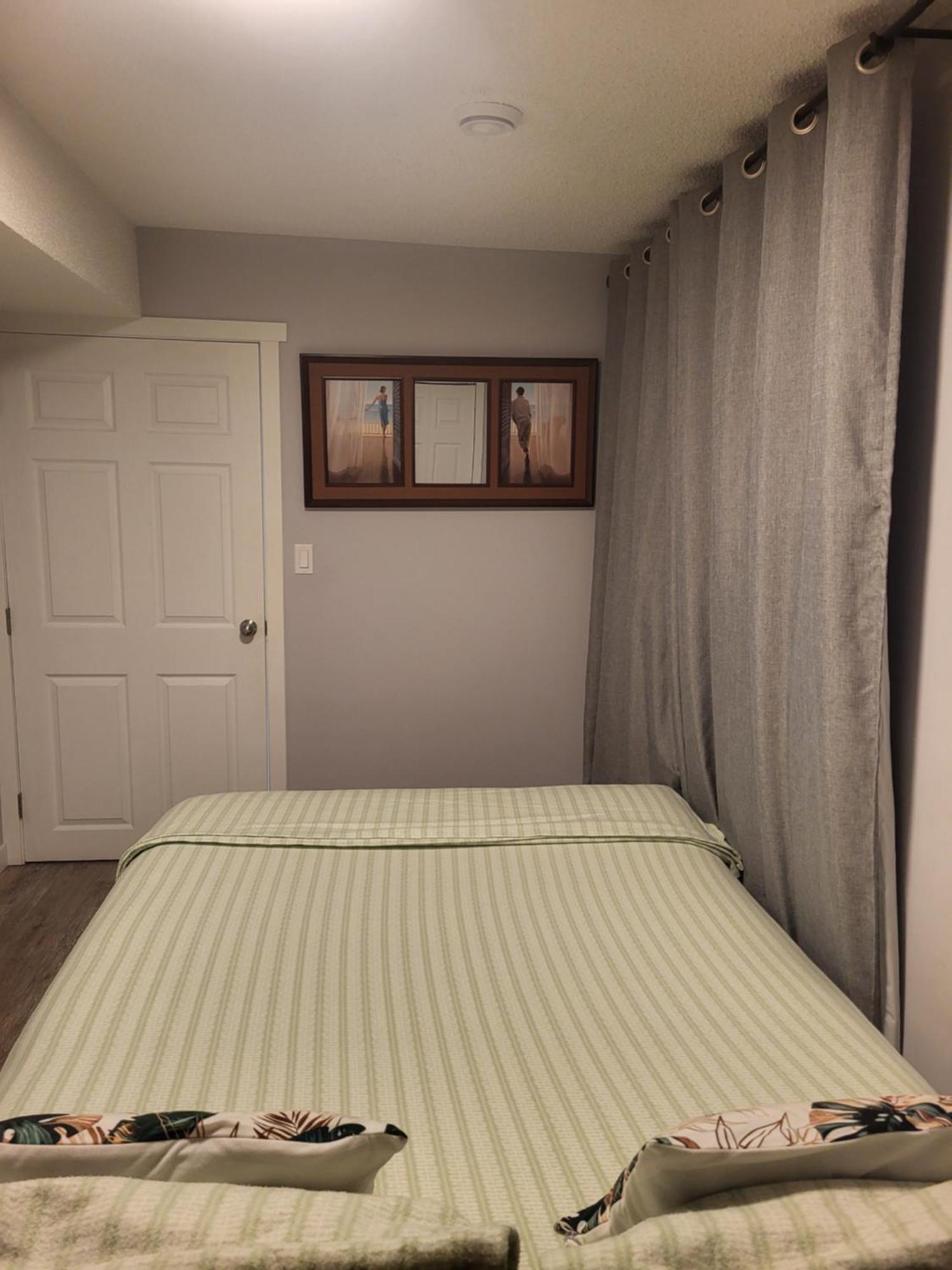 One Bedroom Basement With Separate Entrance Near Airport Apartment