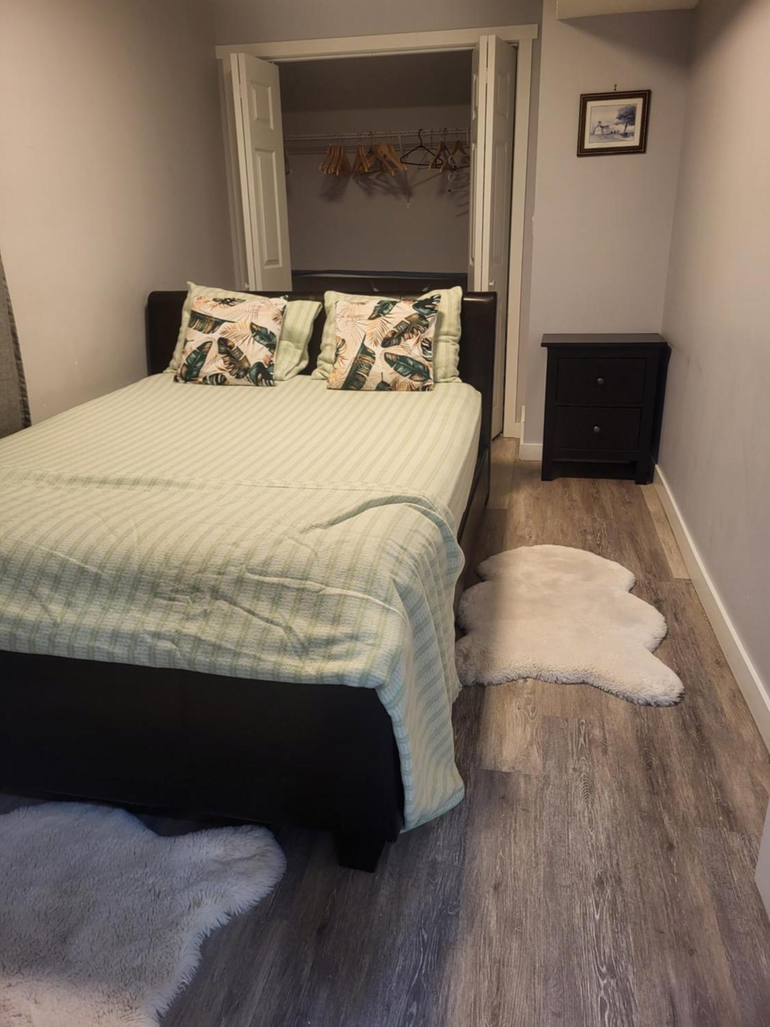 One Bedroom Basement With Separate Entrance Near Airport Apartment